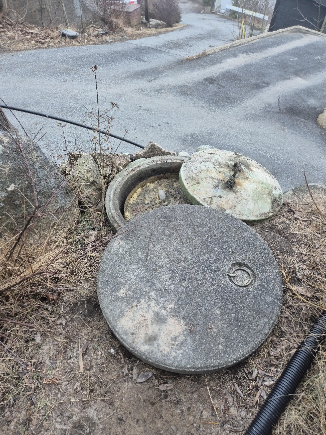 Reparasjon av septikktank og kontroll av flotør