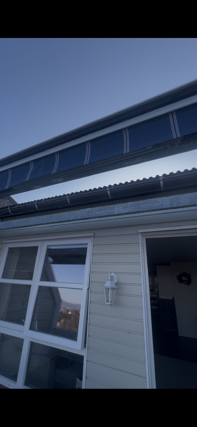 Lage tretaket med pleksigalss på balkongen, bytte 2 stk laminatplater på kjøkkenet, bytte gjerde