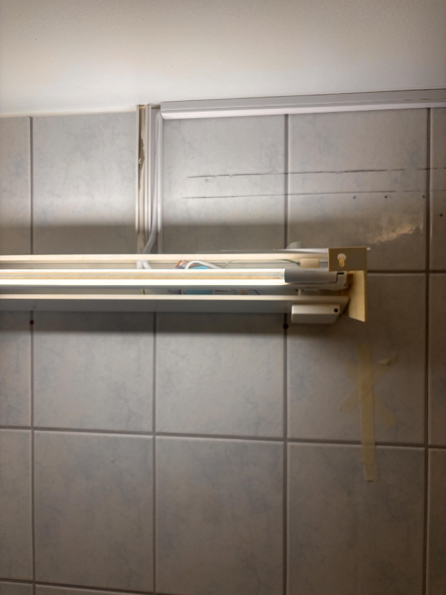 Ikea speilskap med lys.