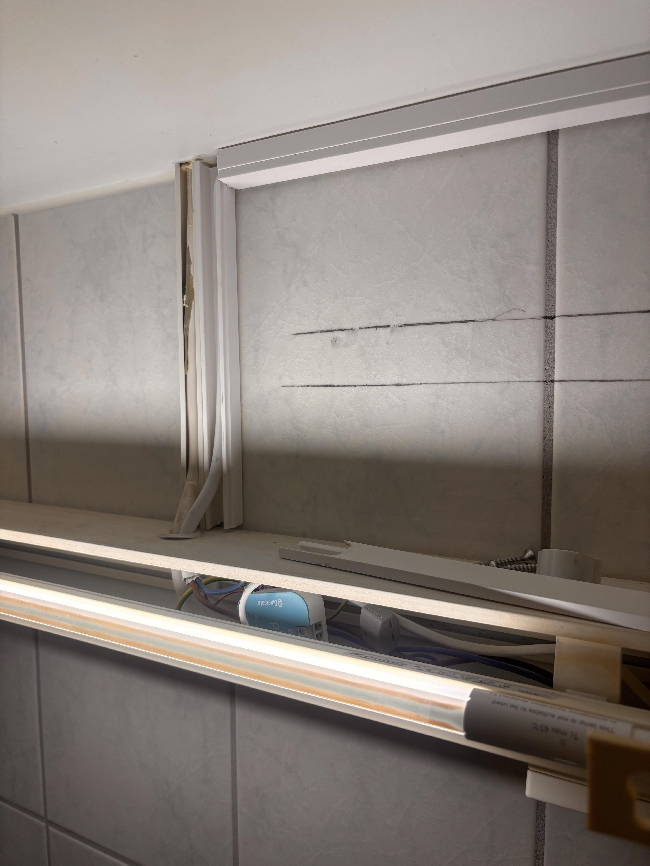 Ikea speilskap med lys.