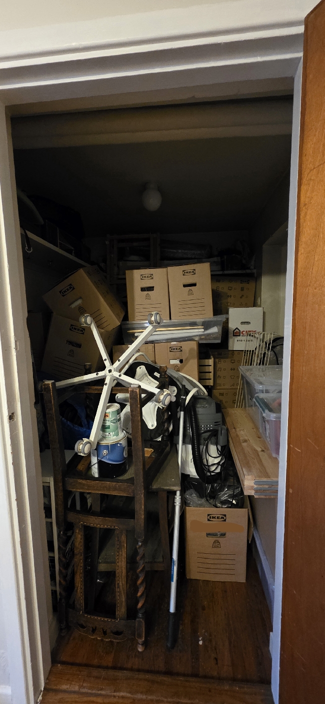 Bære diverse kasser og småmøbler