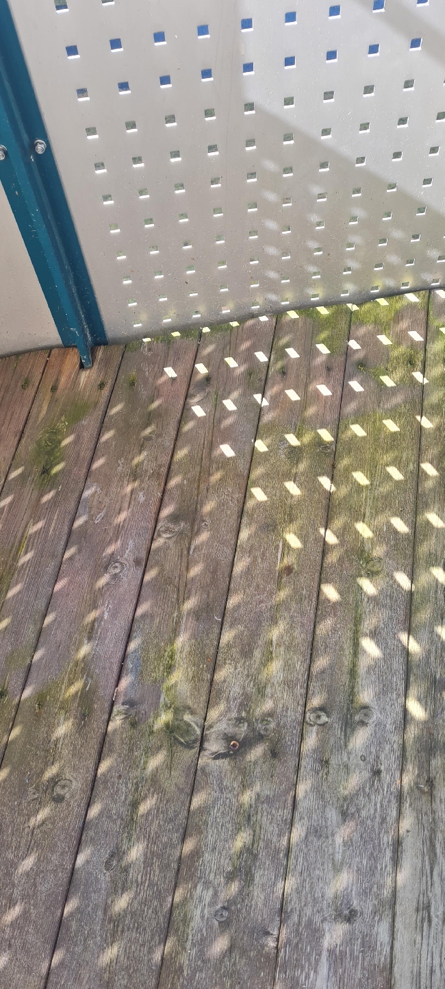 Slipe og olje gulv på veranda