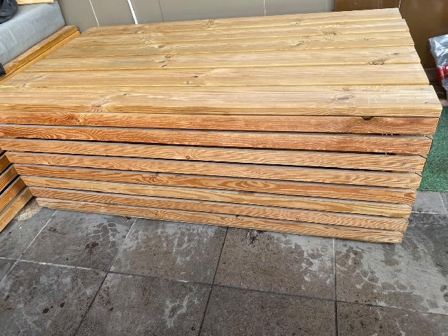 Hjelp med å frakte en utebenk. Kort distanse