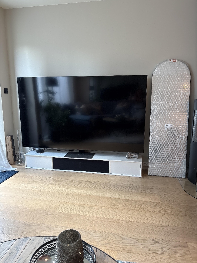 Henge opp 85 tommer tv vegg, samt bilder og speil.