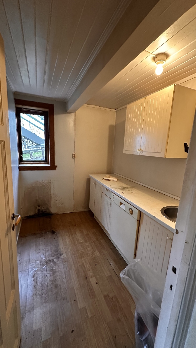 Fjerne gammelt gulv og full nedvask av kjellerleilighet på 35 kvadrat