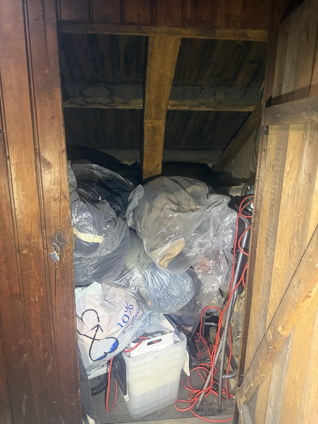 Flytting av 2 fulle boder fra loft til kjeller.