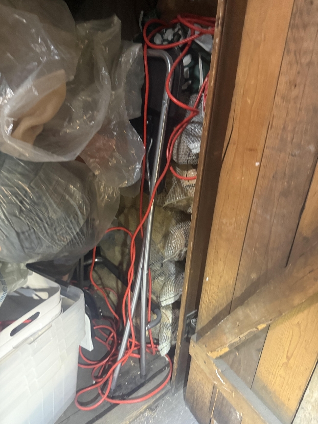 Flytting av 2 fulle boder fra loft til kjeller.