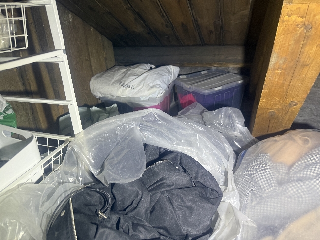 Flytting av 2 fulle boder fra loft til kjeller.
