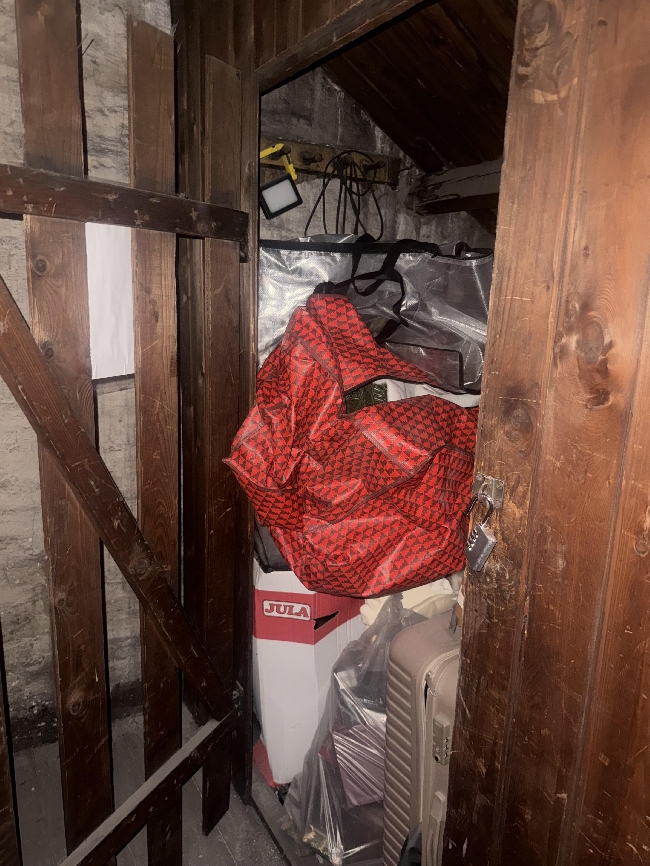 Flytting av 2 fulle boder fra loft til kjeller.