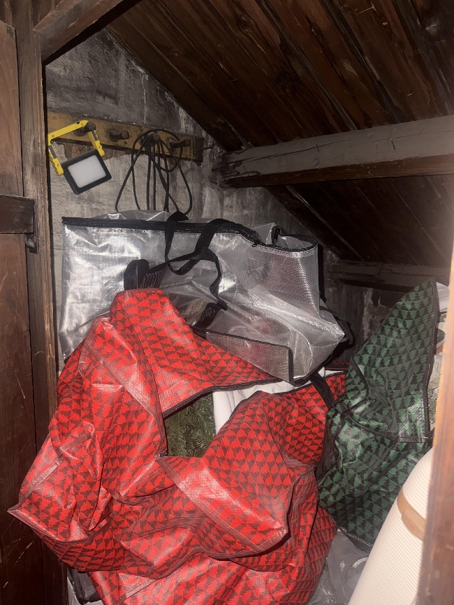 Flytting av 2 fulle boder fra loft til kjeller.