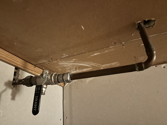 Flytte rør litt høyere på vegg