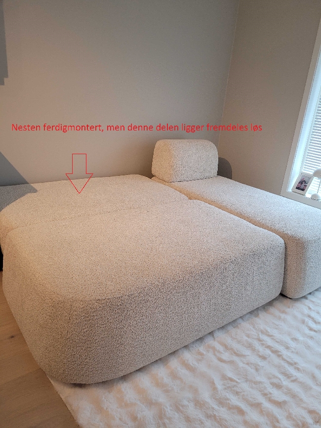 Hjelp til å fjerne fastskrudd skrue + fullføre delvis montert sofa