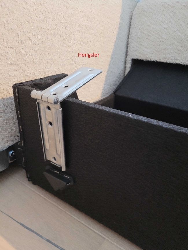 Hjelp til å fjerne fastskrudd skrue + fullføre delvis montert sofa