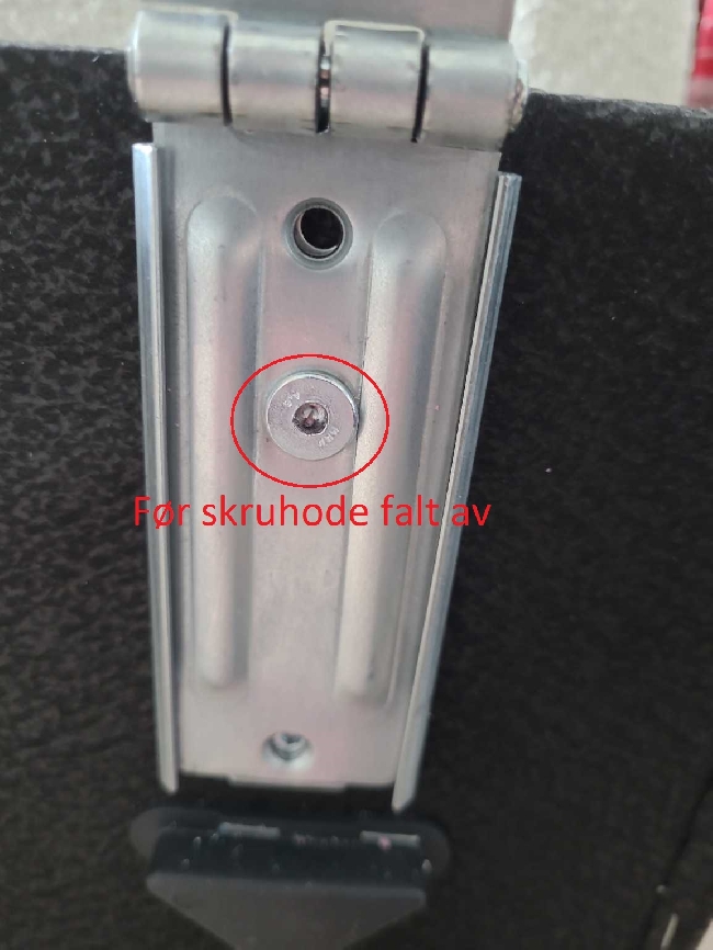 Hjelp til å fjerne fastskrudd skrue + fullføre delvis montert sofa