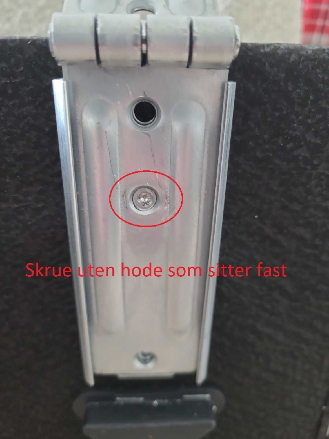 Hjelp til å fjerne fastskrudd skrue + fullføre delvis montert sofa