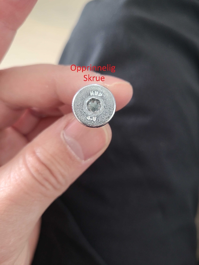 Hjelp til å fjerne fastskrudd skrue + fullføre delvis montert sofa