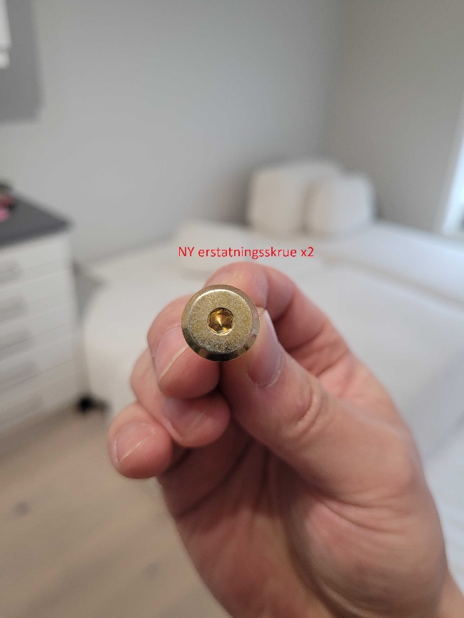 Hjelp til å fjerne fastskrudd skrue + fullføre delvis montert sofa