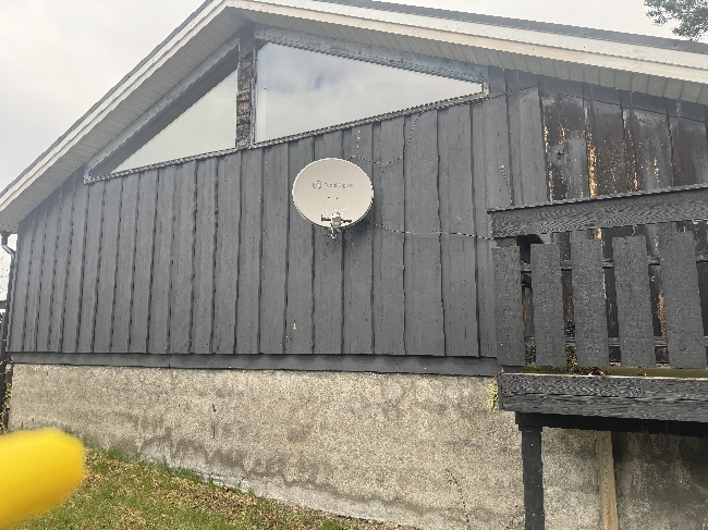 Beising av hyttevegger + rengjøring av terrasser og beis