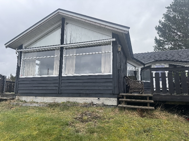 Beising av hyttevegger + rengjøring av terrasser og beis