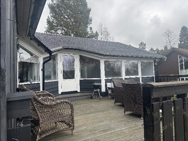 Beising av hyttevegger + rengjøring av terrasser og beis