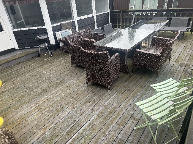 Beising av hyttevegger + rengjøring av terrasser og beis