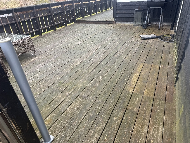 Beising av hyttevegger + rengjøring av terrasser og beis