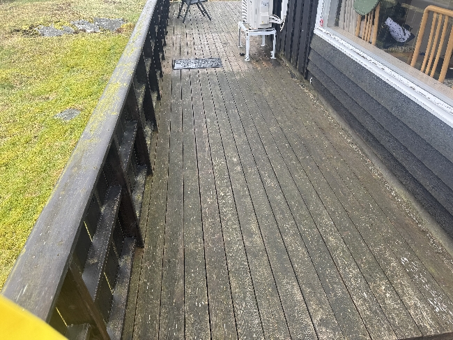 Beising av hyttevegger + rengjøring av terrasser og beis