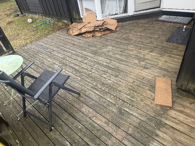 Beising av hyttevegger + rengjøring av terrasser og beis