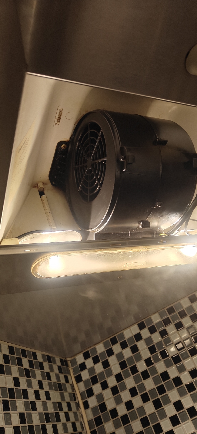 Montering av ny kjøkkenventilator med demontering