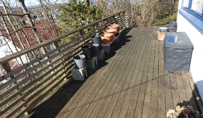 Vasking og påføring terrasseolje på terrassen