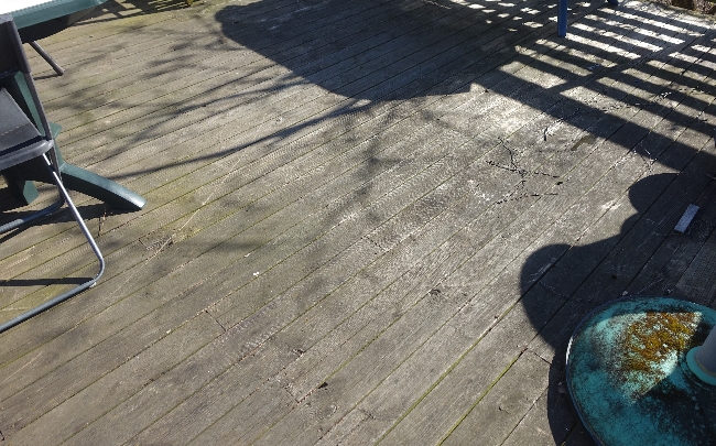 Vasking og påføring terrasseolje på terrassen