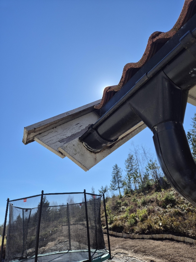 Skifte vindskier og horisontalt vannbord garasje