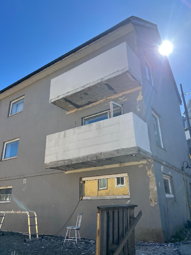 Pusse og mure ferdig balkong og bod