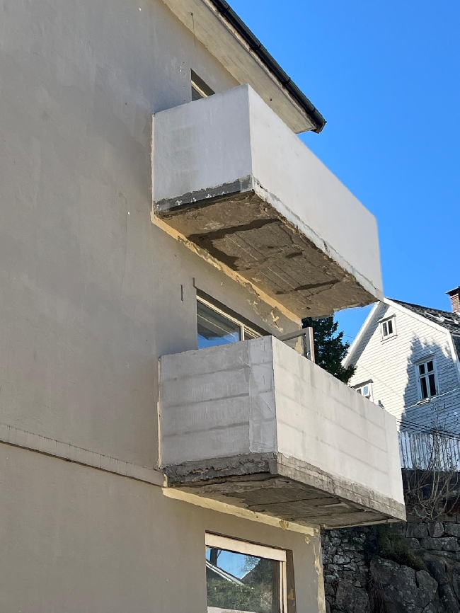 Pusse og mure ferdig balkong og bod