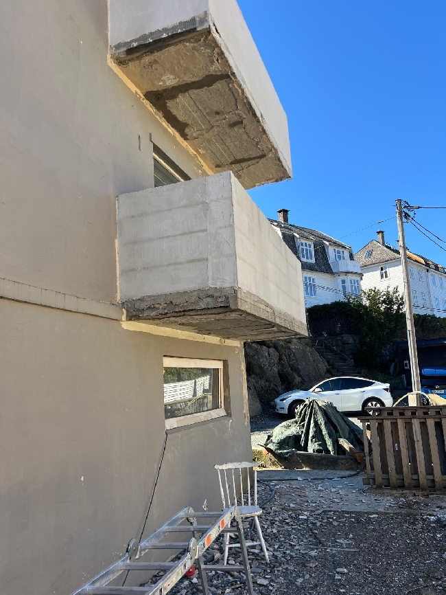 Pusse og mure ferdig balkong og bod