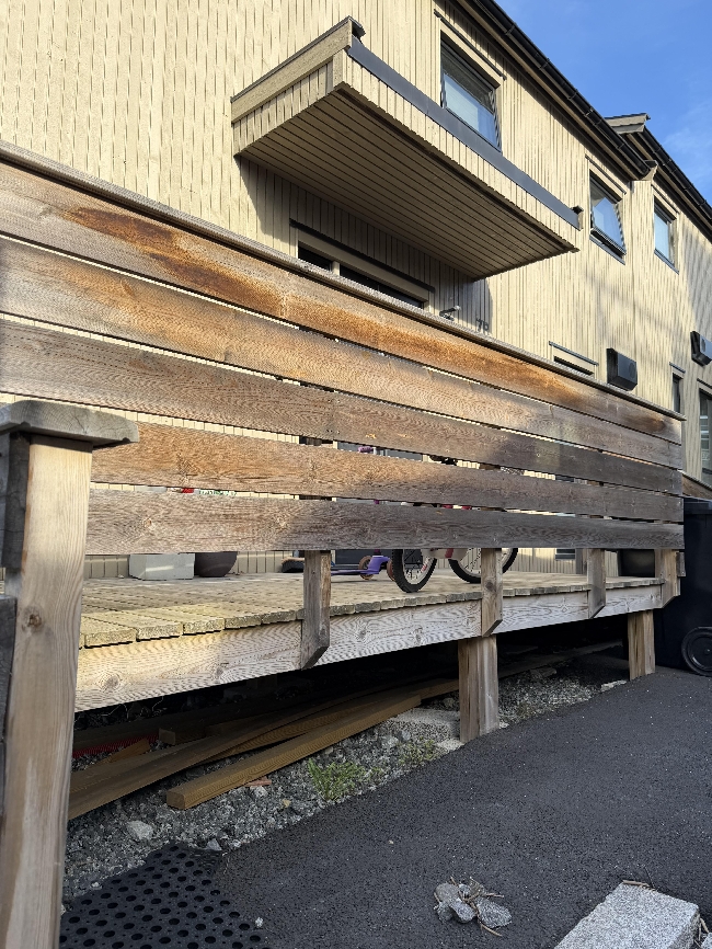 Vask og beising av rekkverk/gjerde