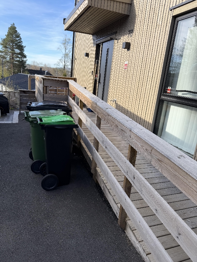 Vask og beising av rekkverk/gjerde