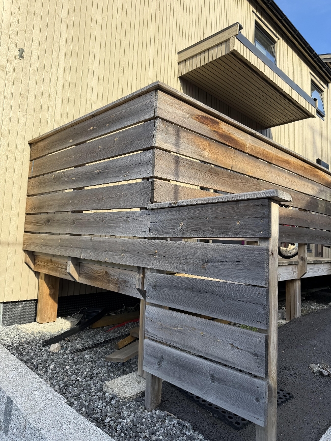 Vask og beising av rekkverk/gjerde