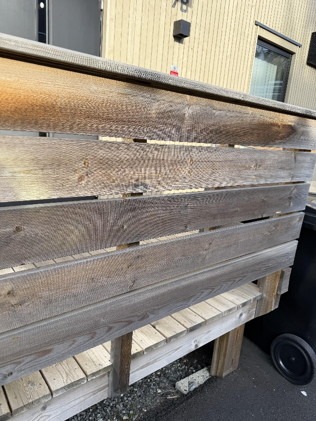 Vask og beising av rekkverk/gjerde