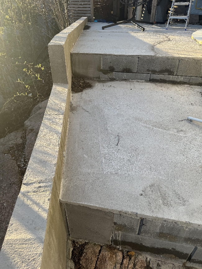 Legge bruddskifer utendørs