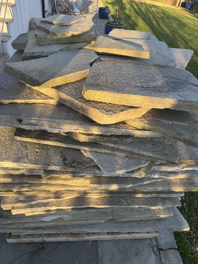 Legge bruddskifer utendørs