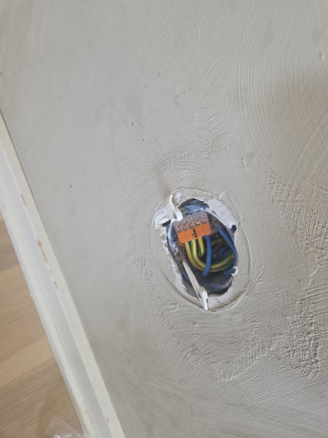 Feste og montere løse stikkontakter + lokk til EL-hull i vegg