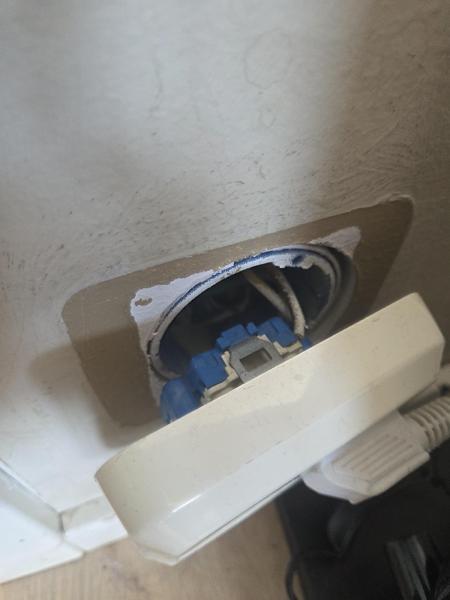 Feste og montere løse stikkontakter + lokk til EL-hull i vegg