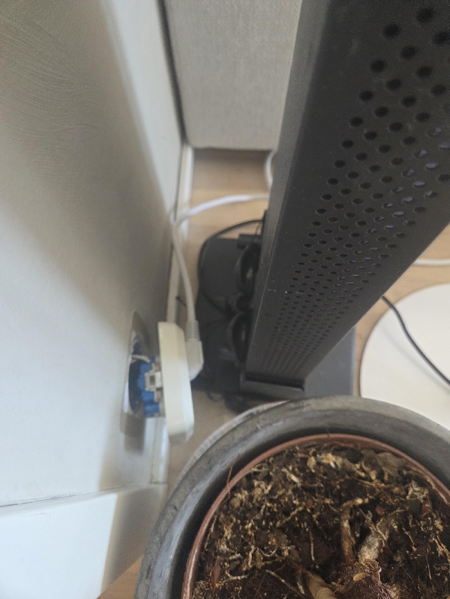 Feste og montere løse stikkontakter + lokk til EL-hull i vegg