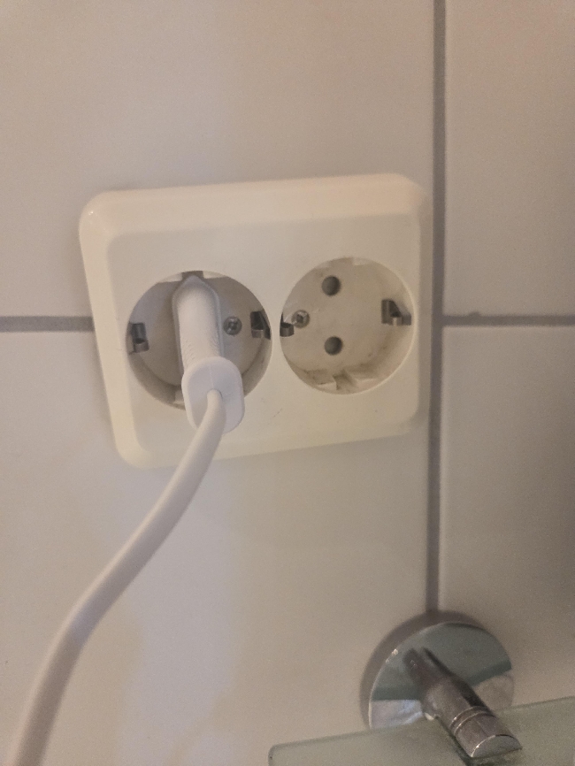 Feste og montere løse stikkontakter + lokk til EL-hull i vegg