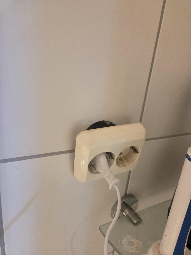 Feste og montere løse stikkontakter + lokk til EL-hull i vegg