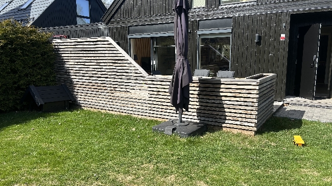 Rive spilevegg og blomsterkasser