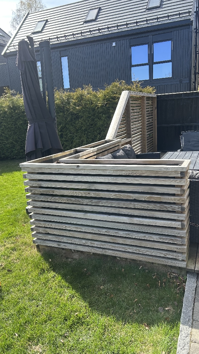 Rive spilevegg og blomsterkasser