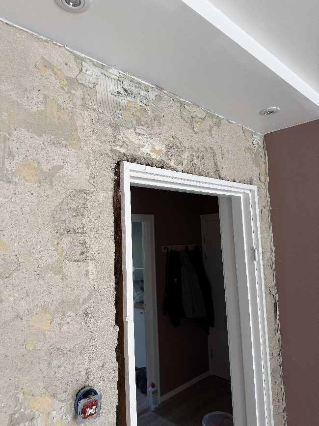 Lage glatt vegg og ny dørkarm