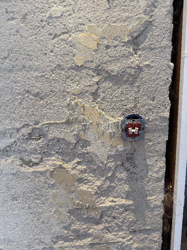 Lage glatt vegg og ny dørkarm